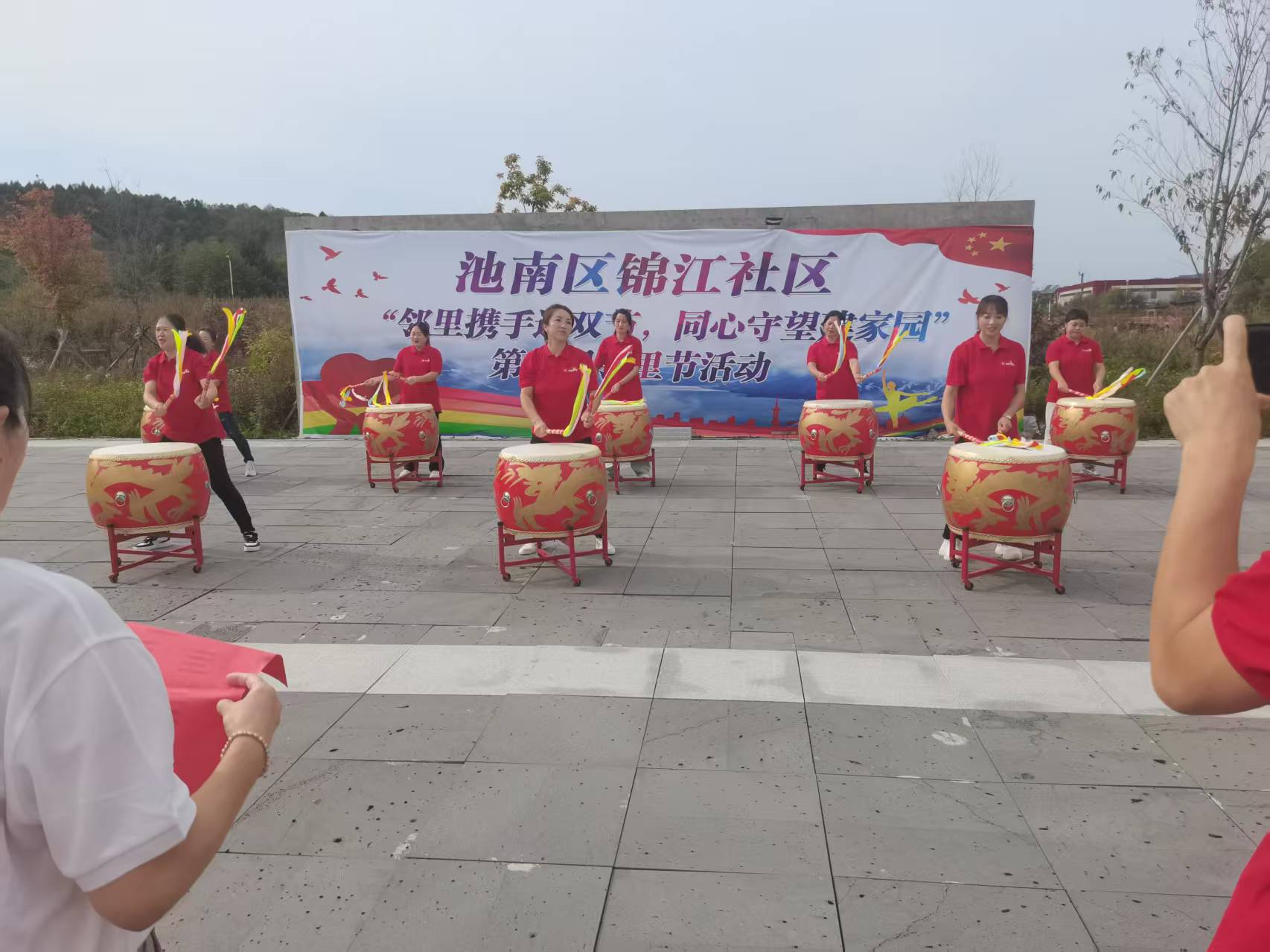 吉林省长白山池南区关工委携“五老”助力社区举 办“凝聚邻里情迎双节”活动