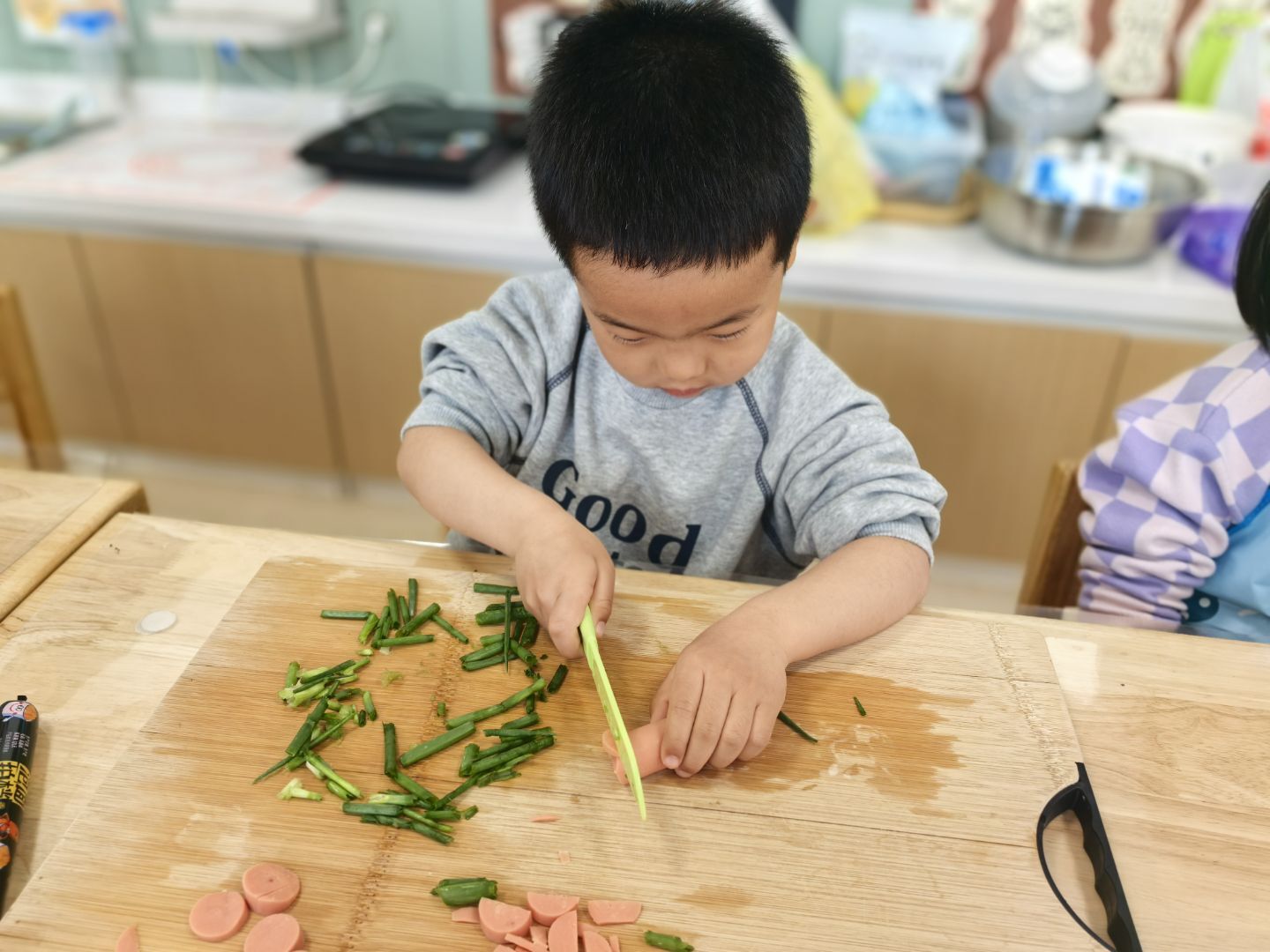 江苏省徐州市经开区徐庄镇张家村关工委开展了以“小小厨师，快乐下厨”