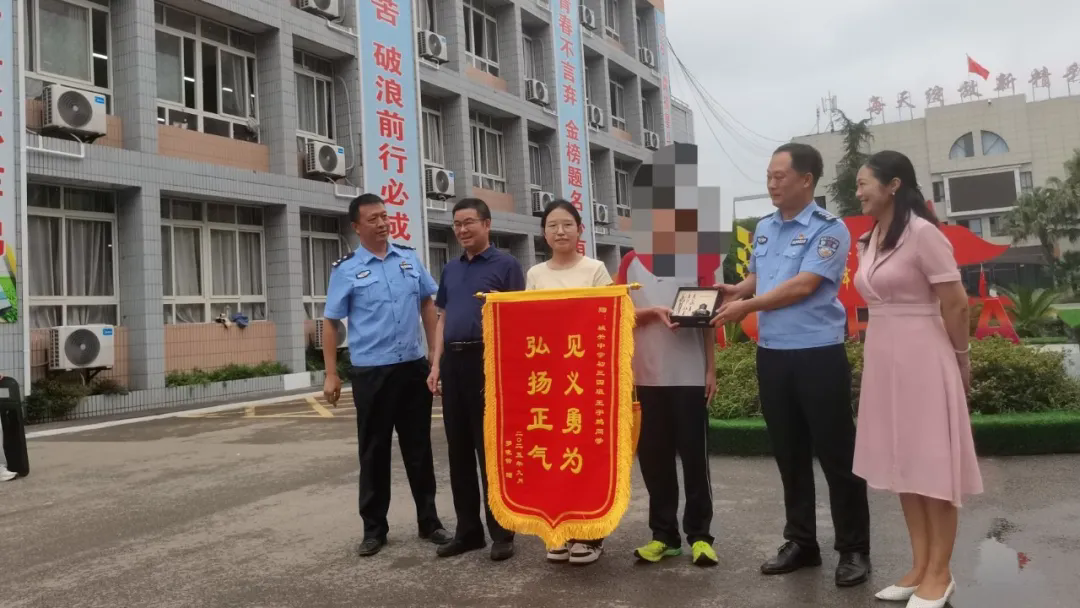 见义勇为好少年 弘扬正气美名扬——四川省自贡市富顺县城关中学初三学生见义勇为！为他点赞！