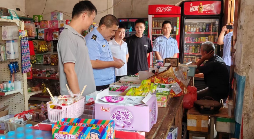 江西抚州崇仁：联合执法筑牢校园周边安全“防护网”