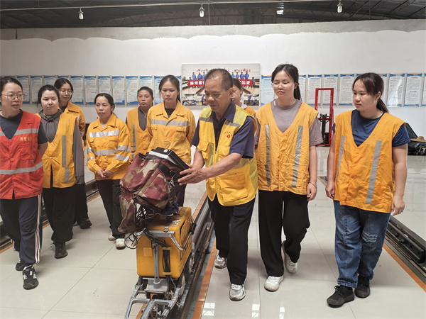 我的师傅是“五老”——中国铁路南宁局集团有限公司柳州工务段女子钢轨探伤班技能传承