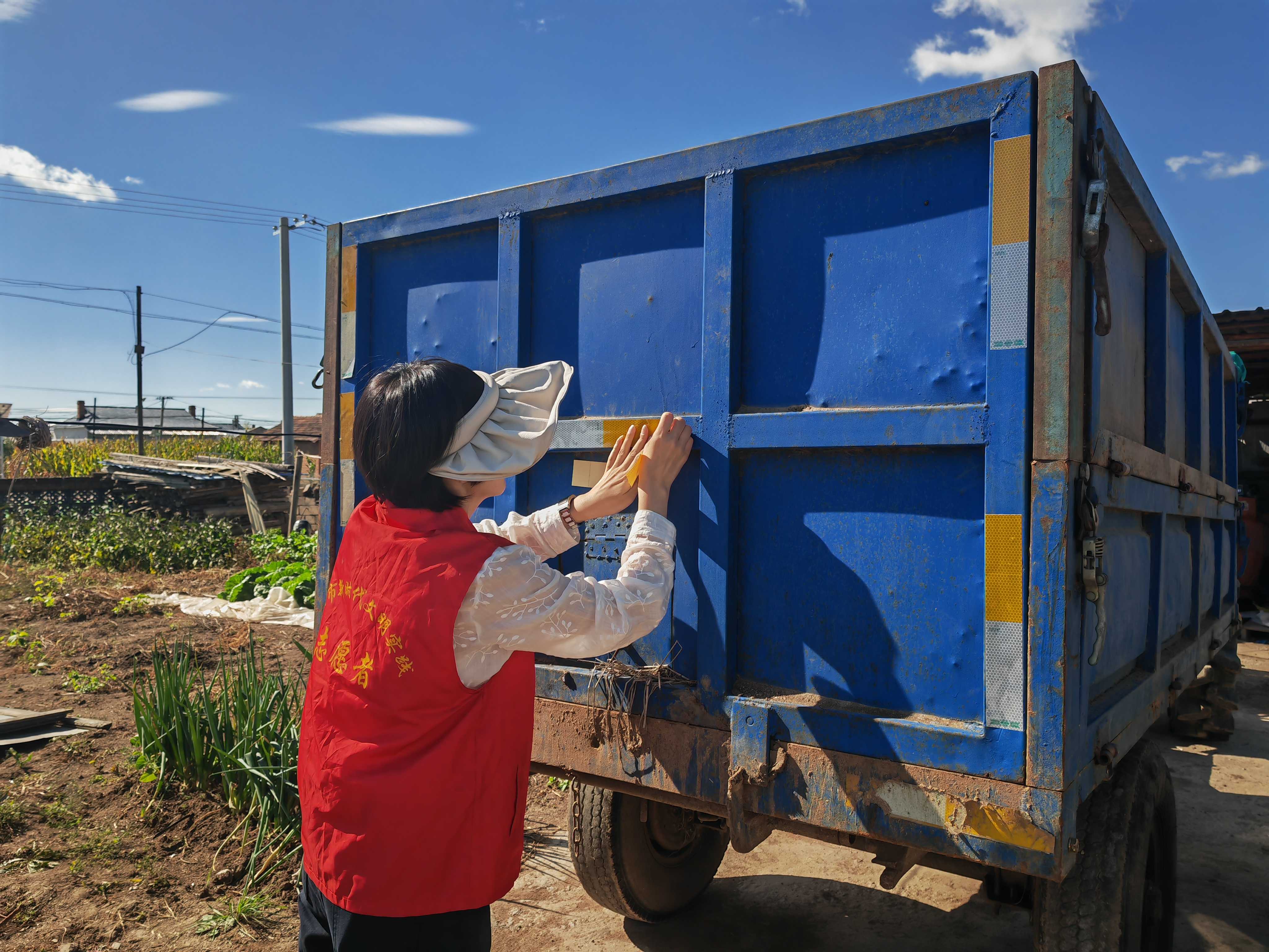 黑龙江省牡丹江市宁安市三陵乡关工委开展“张贴反光条，守护平安路”主题交通安全知识宣传活动