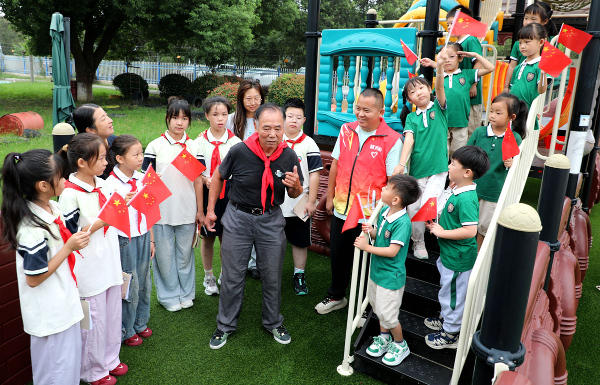 “五老”毛解放走进校园  鲜活讲述76年时代变迁