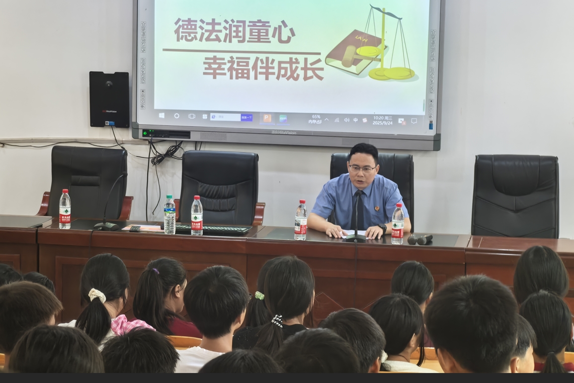 江西省抚州市崇仁县：检察官为中学生讲解法律知识
