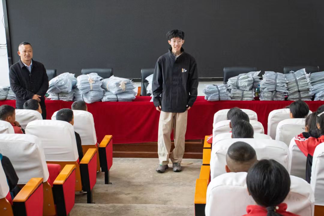 四川省凉山州昭觉县比尔镇关工委联合浙江大学第27届研究生支教团开展“暖冬计划” 物资发放仪式