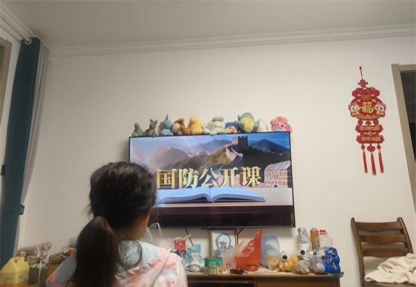 江苏省徐州市铜山区汉王镇北望小学关工委组织全体学生观看《国防公开课》，厚植家国情怀