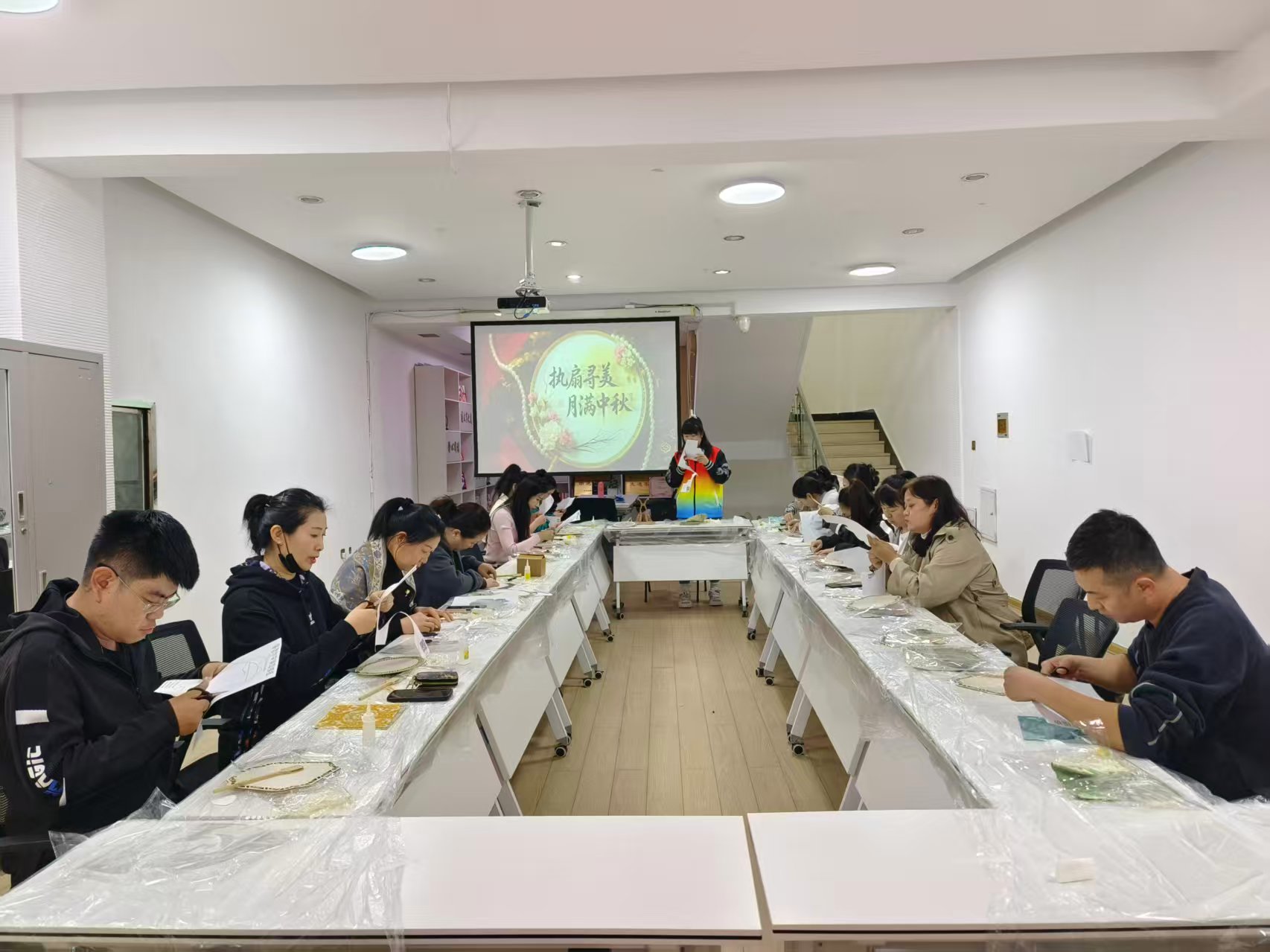 黑龙江省牡丹江市绥芬河市绥芬河镇三合林社区关工委开展“执扇寻美 月满中秋”宋锦珍珠扇手工制作活动