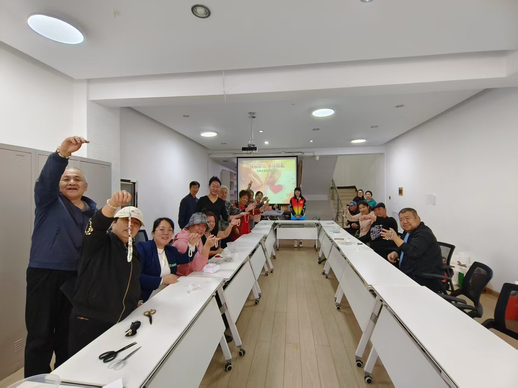 黑龙江省牡丹江市绥芬河市绥芬河镇三合林社区关工委开展“指尖生花 串珠赋能”残疾人串珠技能培训活动