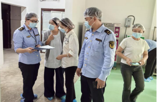 四川省凉山州喜德县关工委开展秋季校园食堂食品安全监督检查