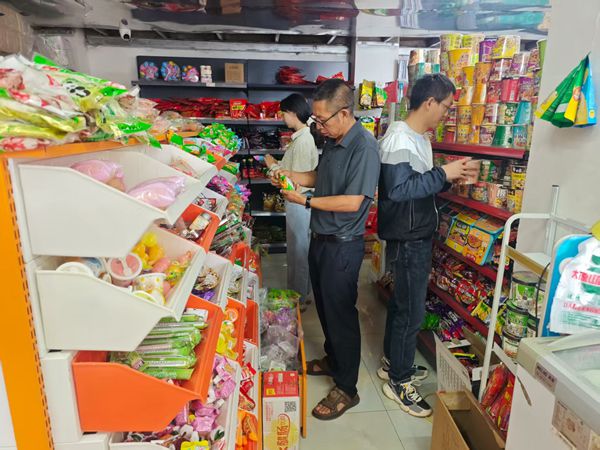 四川省凉山彝族自治州宁南县竹寿镇关工委开展双节前食品安全检查，守护群众“舌尖上的安全”