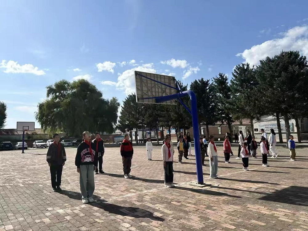 内蒙古自治区赤峰市翁牛特旗乌丹镇中心小学关工委举行“缅怀先烈，致敬英雄”主题教育活动