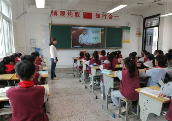 江苏省徐州市铜山区汉王实验小学关工委组织学生观看思政大课，弘扬抗战精神，厚植家国情怀