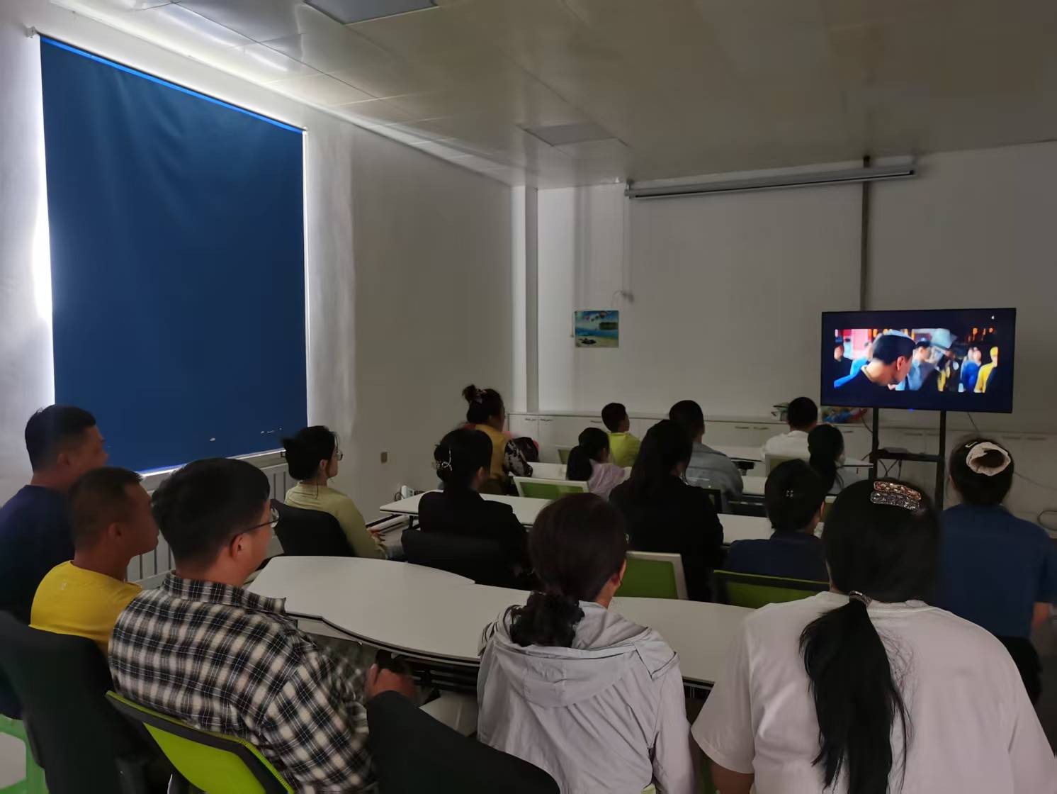 黑龙江省牡丹江市绥芬河市建西社区关工委开展“观红色电影，庆祖国华诞”红色观影活动