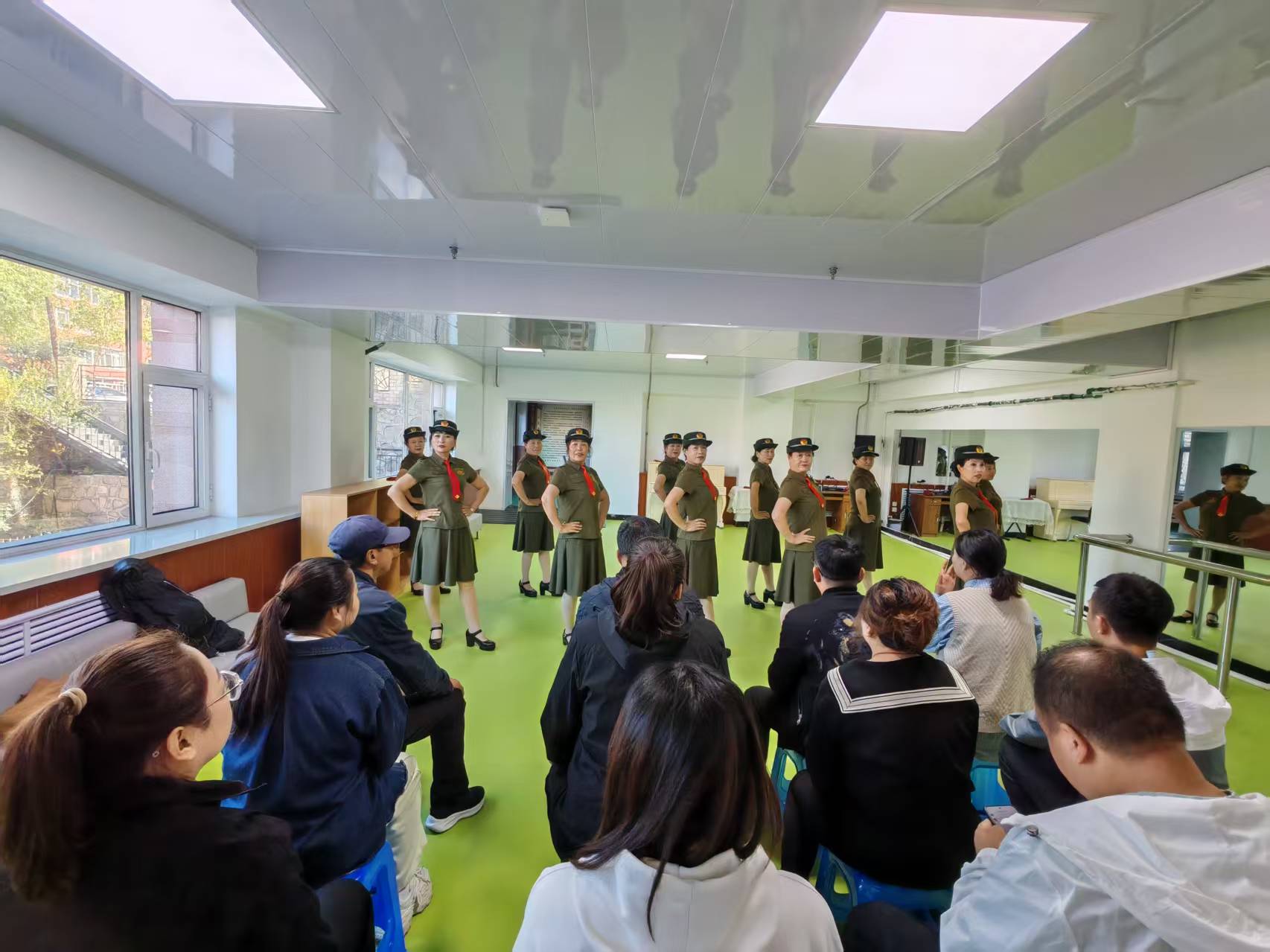 黑龙江省牡丹江市绥芬河市光华社区关工委举办“党建领航庆华诞 红旗飘扬映初心”主题文艺汇演活动