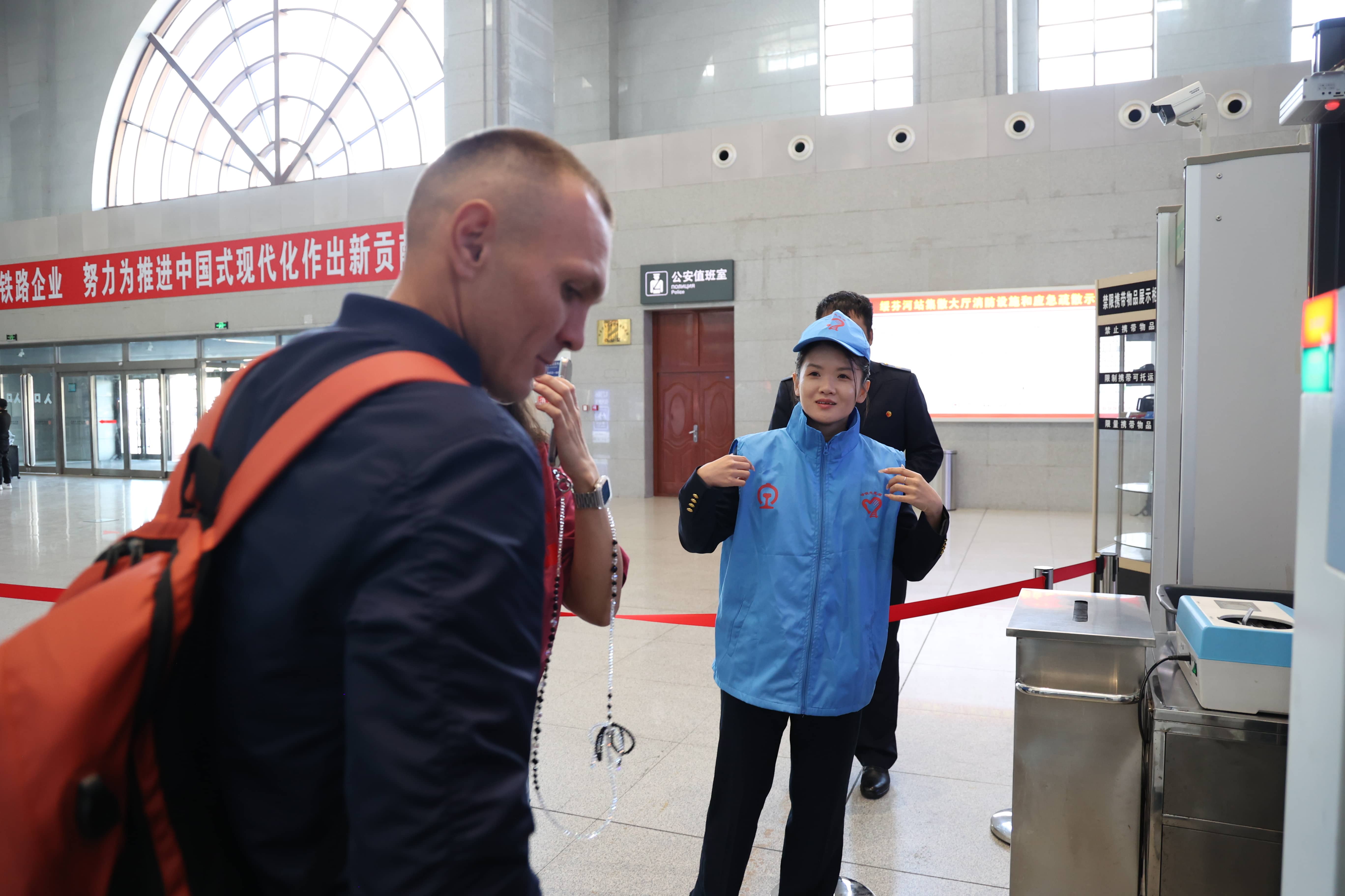 中国国家铁路集团有限公司哈尔滨局绥芬河站关工委和团委组建“五老”和青年志愿者服务队