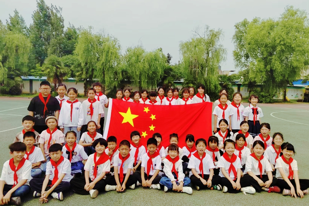 安徽省阜阳市阜南县于集乡北京律师希望小学关工委携手少先大队组织队员庆国庆，唱国歌，我与国旗合个影”主题活动
