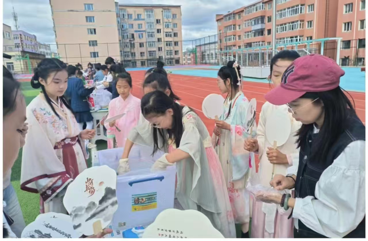 漆韵舞秋风 童心迎国庆——黑龙江省牡丹江市绥芬河市开展全市小学生漆画扇活动
