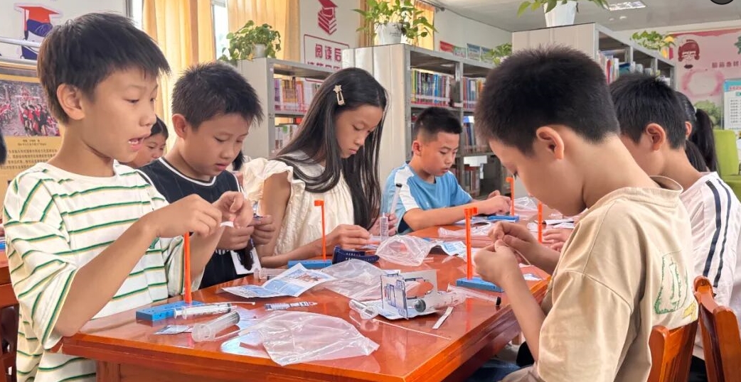 江西省抚州市崇仁县图书馆关工委联合举办“筑梦航天·探秘苍穹”太空科普活动