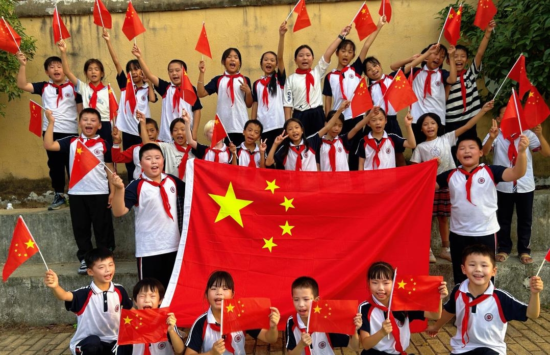 向国旗敬礼，让赤心映朝阳