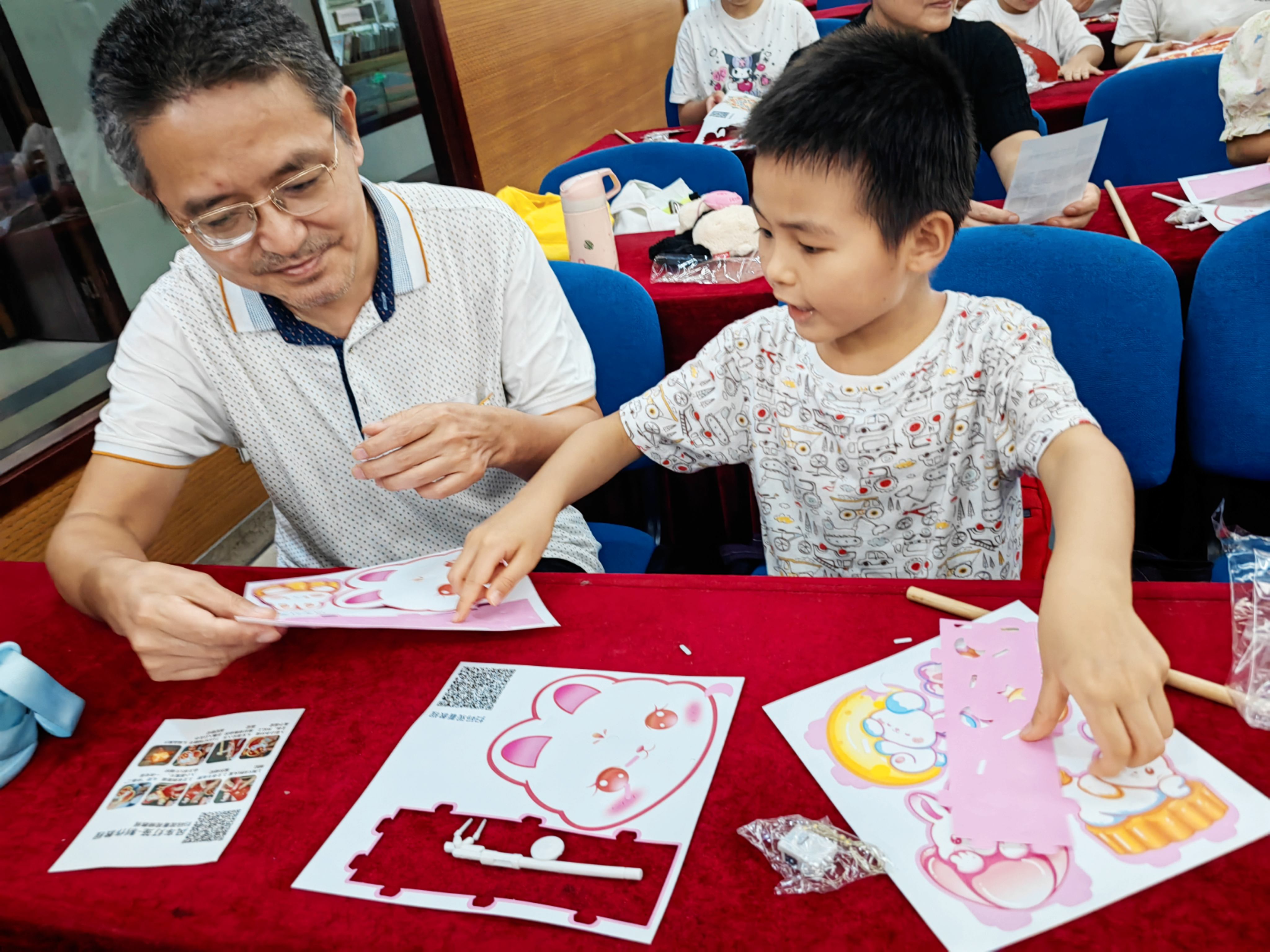 安徽省合肥市包河区滨湖世纪社区清枫居委会关工委开展“花好月圆庆中秋，童心筑梦迎国庆”手工活动