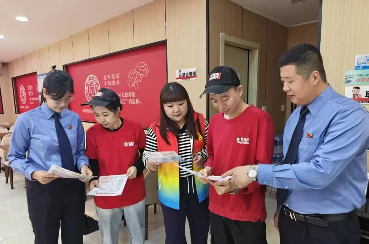 黑龙江省牡丹江市绥芬河市山城社区党委、关工委开展“反诈进社区 守护商户‘钱袋子’”宣传活动