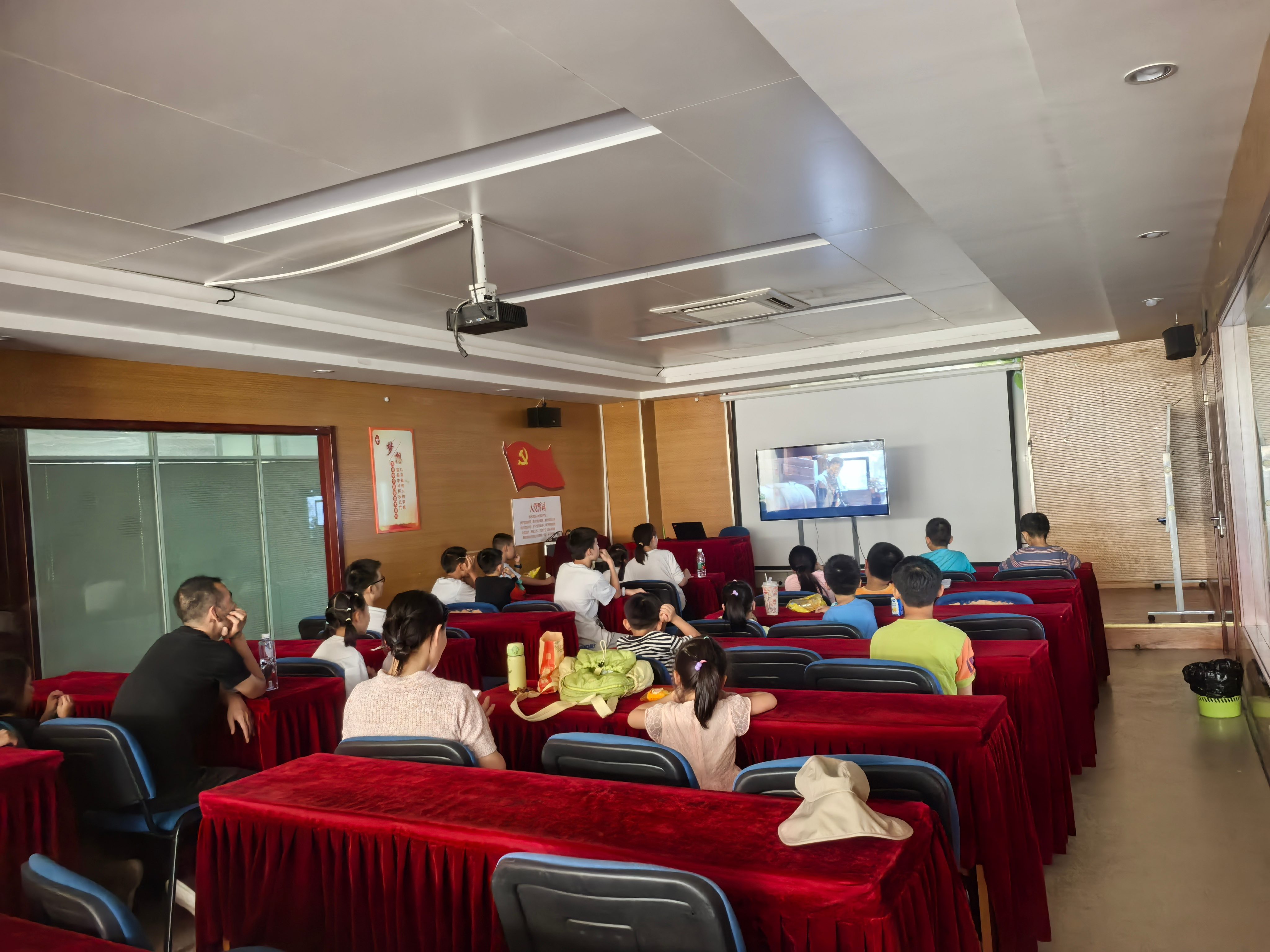 安徽省合肥市包河区滨湖世纪社区清枫居委会关工委开展“十一光影绘初心，家国情怀永相传”活动