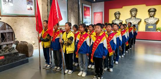 四川省凉山州盐源县组织各学校开展以“烈士英名垂千古，精神永在心中驻”为主题的烈士纪念日活动