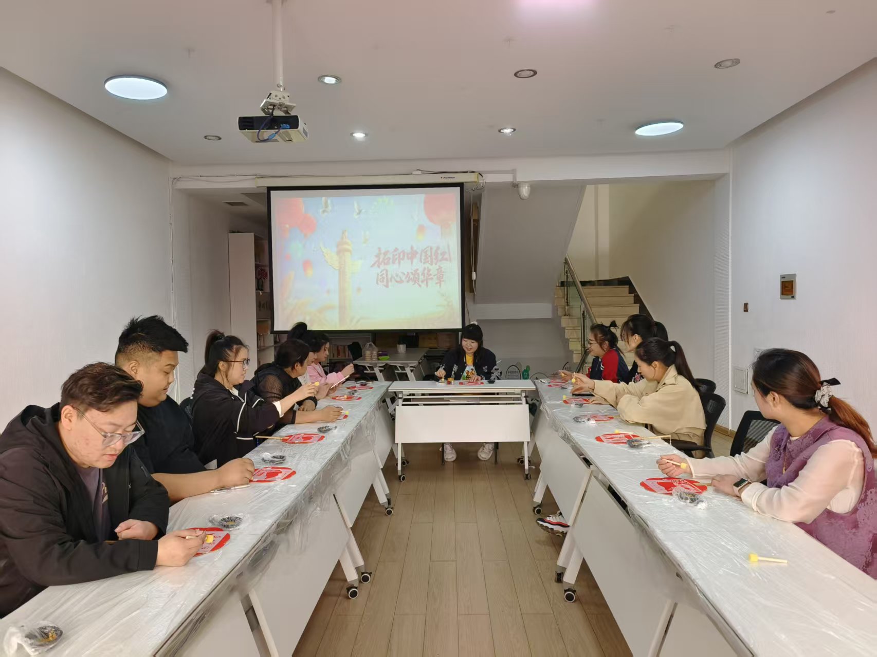 黑龙江省牡丹江市绥芬河市绥芬河镇三合林社区关工委携手绥芬河市妇女联合会开展“拓印红色记忆，扇承初心使命”爱国主题拓印扇制作活动