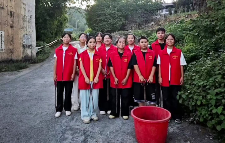 湖南省湘西州吉首市马颈坳中学关工委开展“劳动践初心，服务暖人心” 志愿服务活动