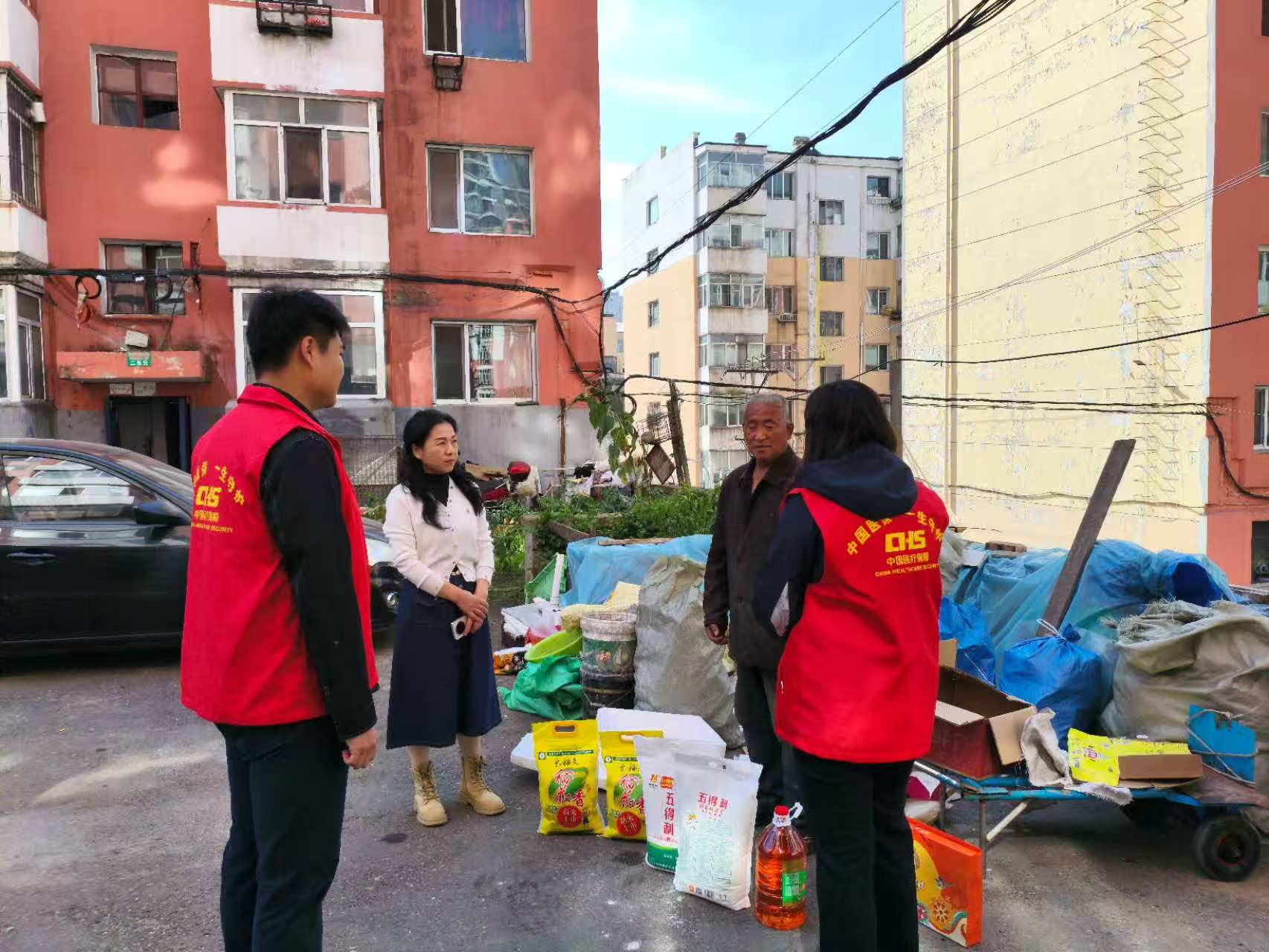 黑龙江省牡丹江市绥芬河市北海社区党委、关工委携手共建单位绥芬河医保局开展“‘微心愿’敲门入户 温情点亮贫困家庭 ”走访慰问活动