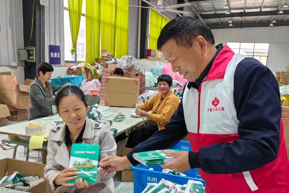 安徽省阜阳市阜南县于集乡关工委“五老”志愿者开展“安全宣传进企业”主题活动