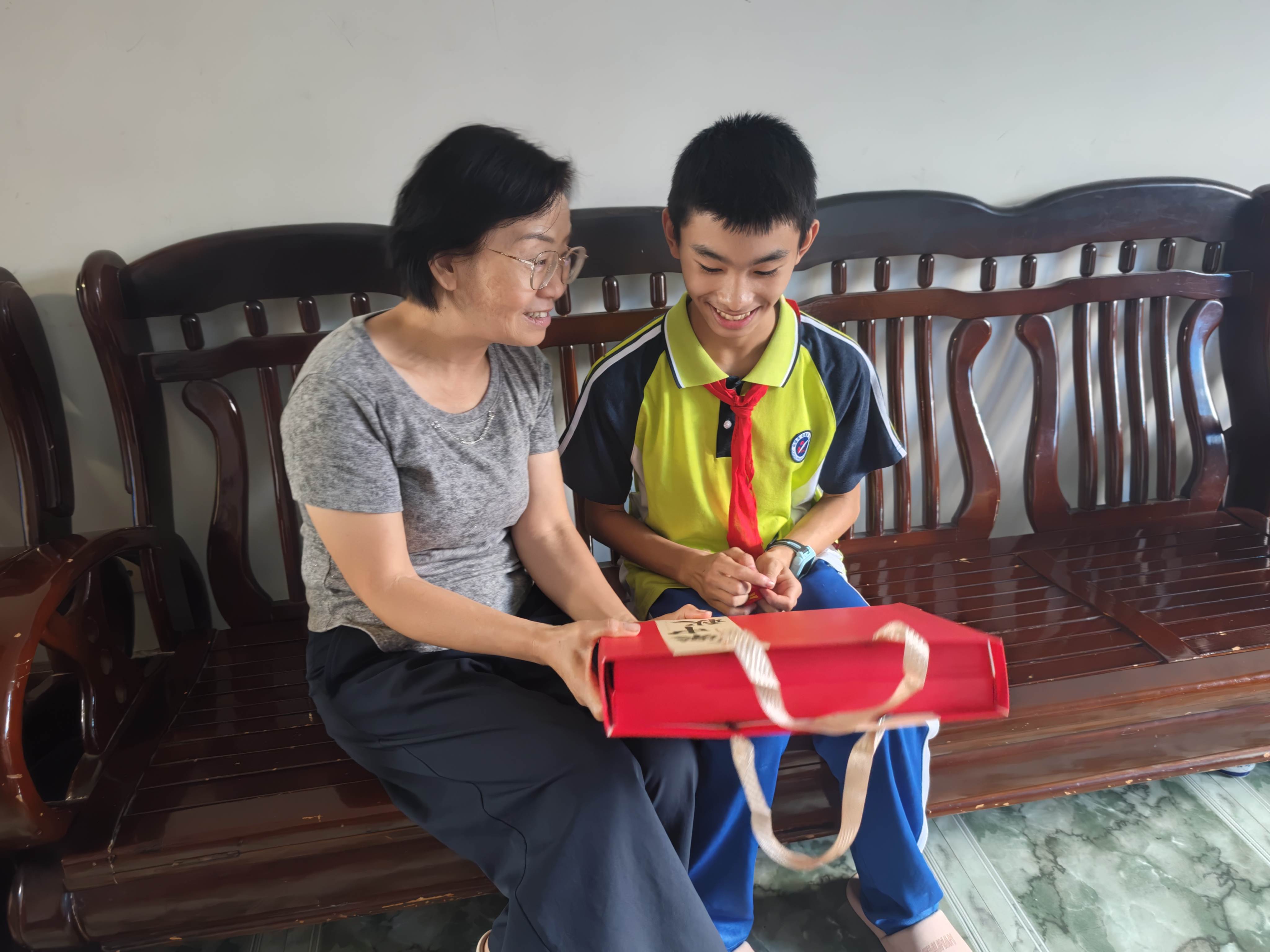 四川省自贡市富顺县东湖街道关工委开展“双节送暖·情暖童心”走访慰问活动