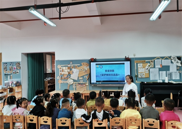 科学防控近视，共筑光明未来——江苏省徐州市铜山区泉润路幼儿园关工委开展第11个近视防控宣传教育月系列活动