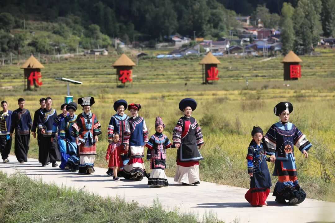四川省凉山彝族自治州昭觉县举办彝族服饰展演及特色产品展示活动