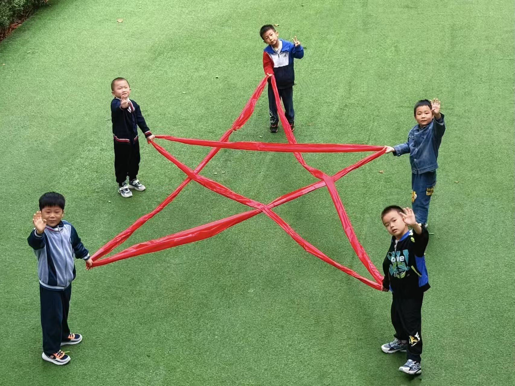 江苏省徐州市经开区徐庄镇周庄村关工委走进周庄幼儿园开展了“童心织五星，爱意献山河”