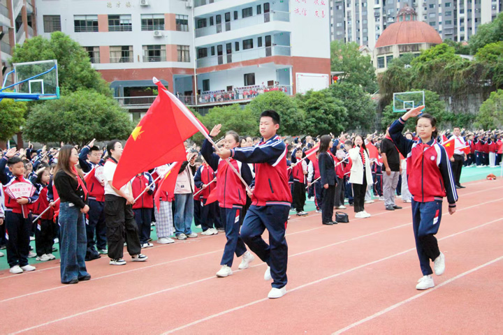 湖南省吉首市第八小学关工委举行新少先队员入队仪式