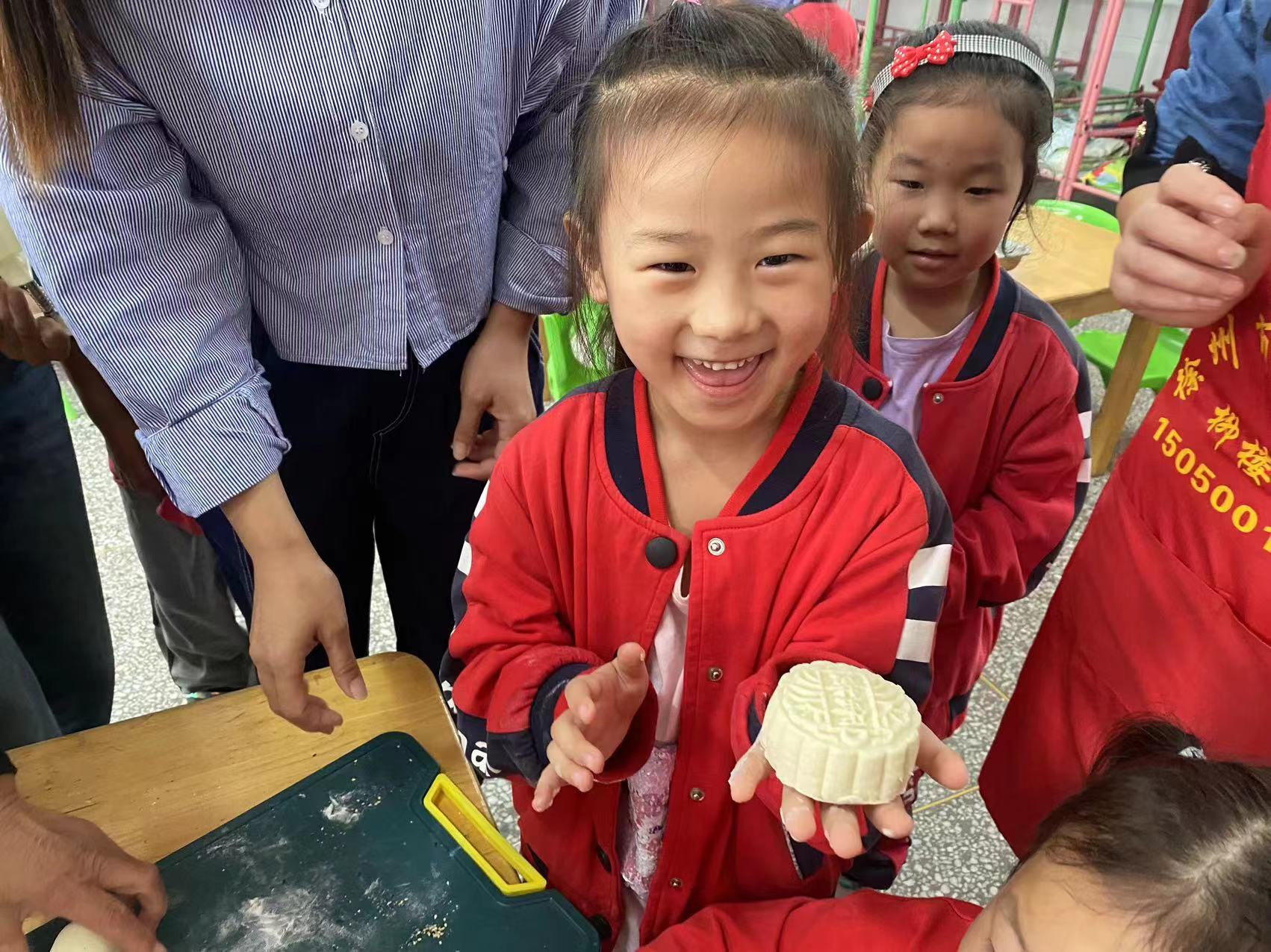 江苏省徐州市经开区徐庄镇王桥村关工委开展“‘饼’承传统，爱在指尖”