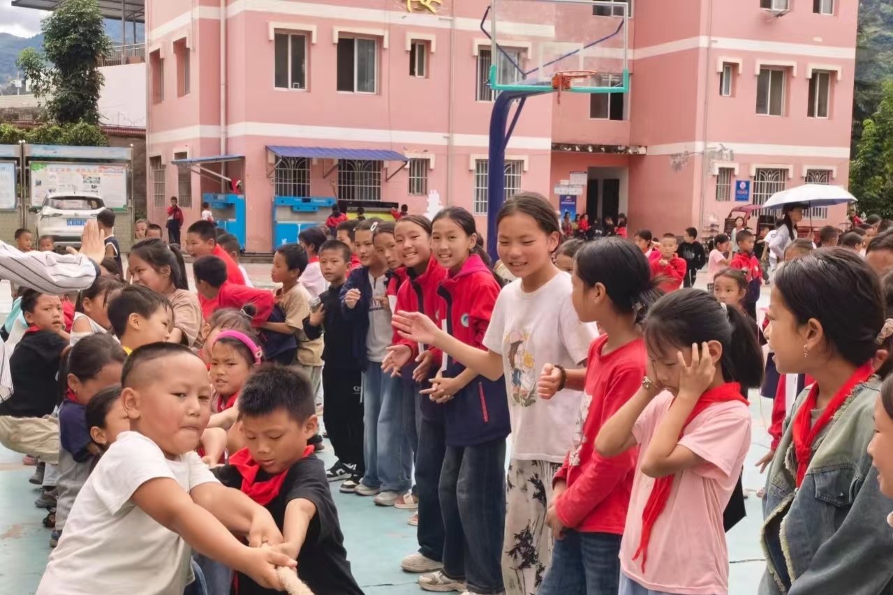 四川省凉山彝族自治州甘洛县普昌镇中心校关工委组织全校师生开展2025年秋季运动会，孩子们在赛场上尽情挥洒汗水，绽放出最灿烂的笑容