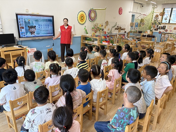 江苏省无锡市惠山区堰桥街道陈家桥社区关工委开展“萌娃情绪管理及手工风车DIY”活动