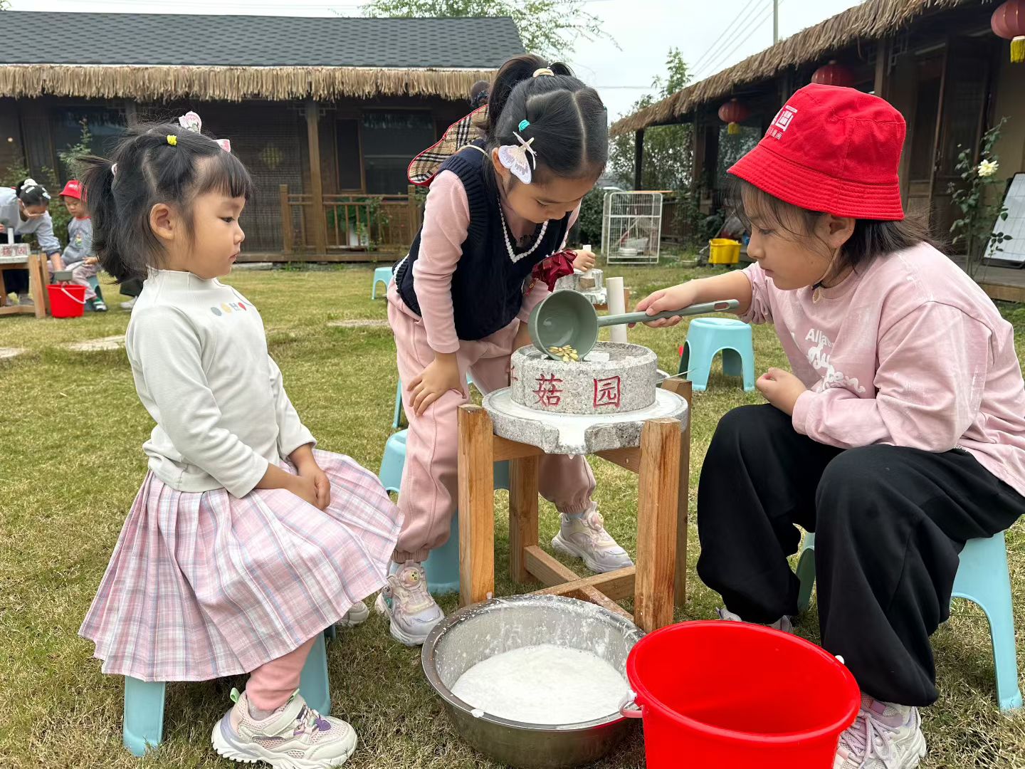 江苏省徐州经济技术开发区徐庄镇来安村校外辅导站:体验手工磨豆腐