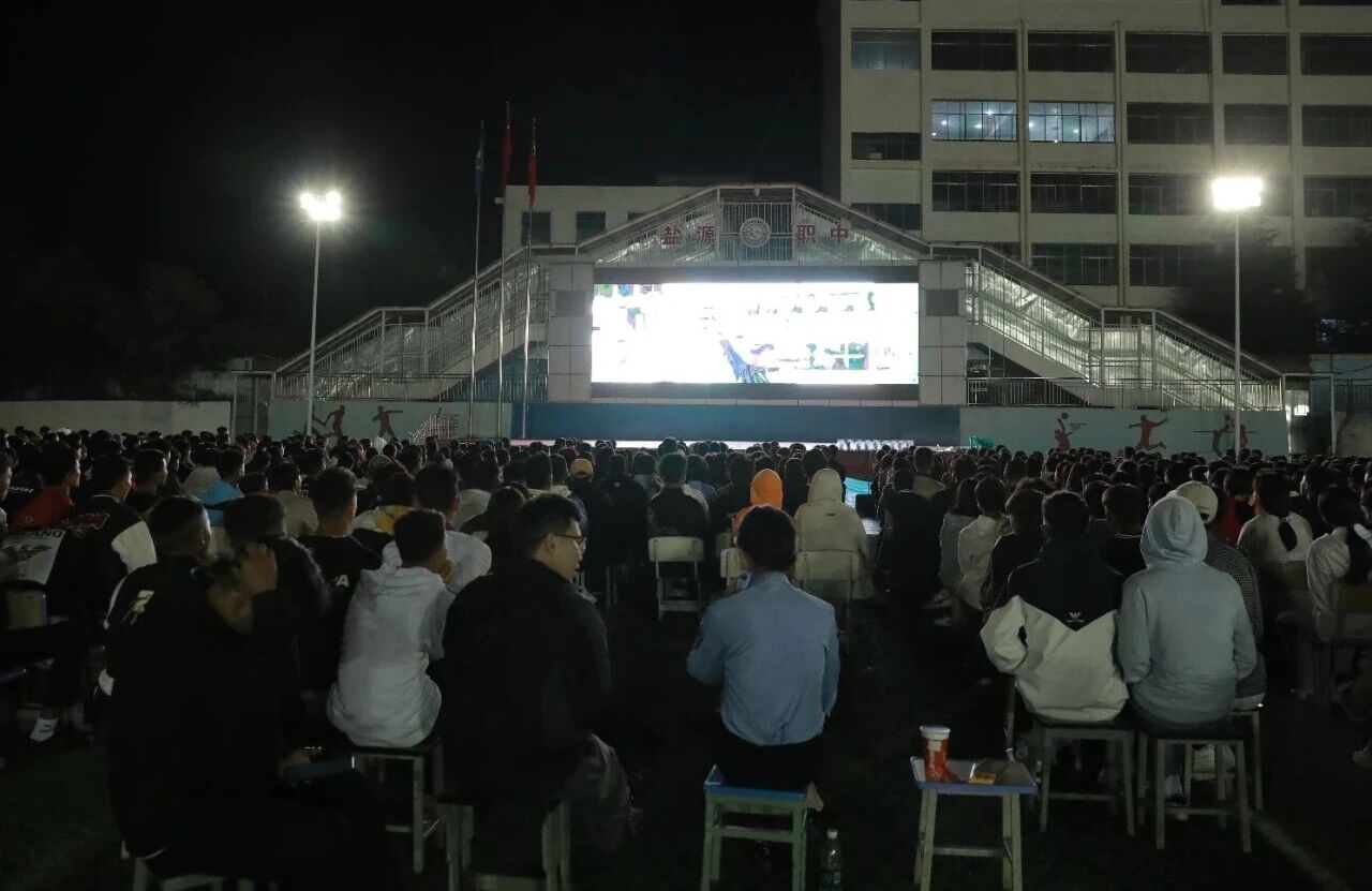 四川省凉山州盐源县4000余名师生共赴“沉浸式”法治之约