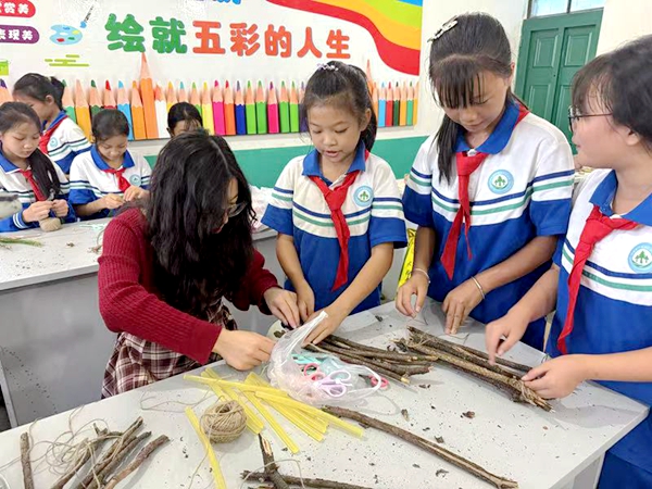 四川省凉山州宁南县竹寿镇松林小学关工委组织开展“创意松果，丰富校园特色文化”制作活动