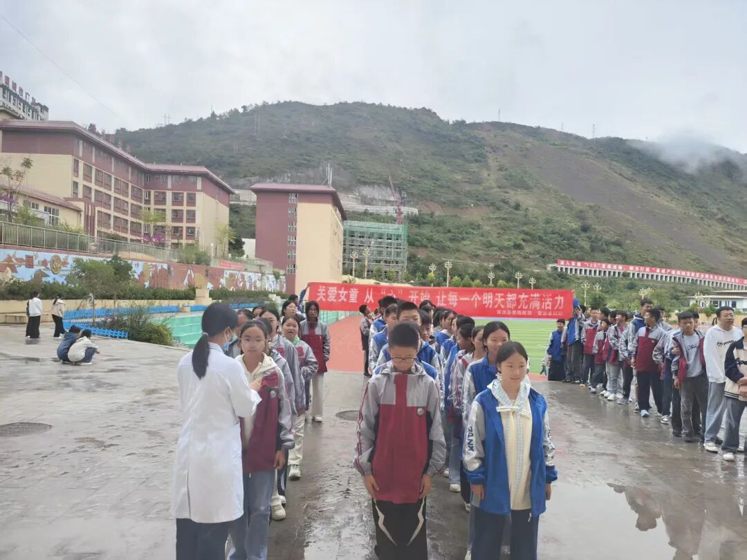 四川省凉山州雷波县妇女联合会与雷波县委统战部牵头开展儿童先天性心脏病公益义诊筛查活动