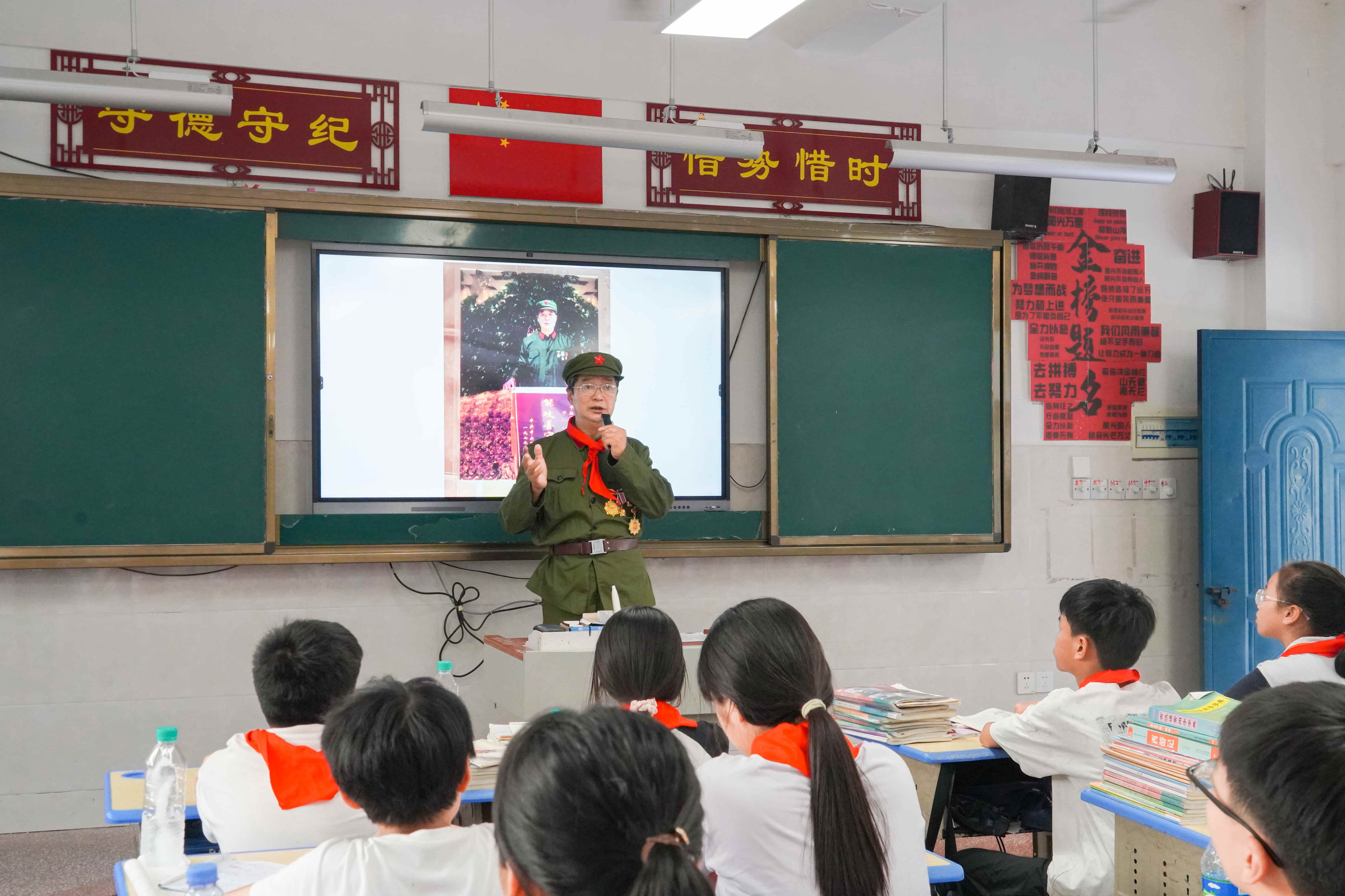 江西省抚州市南城县：“五老”宣讲进校园，薪火相传育新苗