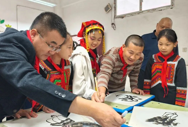 四川省凉山州雷波县政协书画院开展  “书画艺术进校园”活动