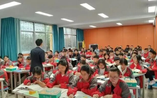 四川省凉山州雷波县民族中学进行以格“物”至知，与“理”共研为题的展示课