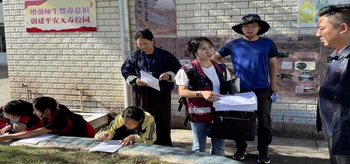 四川省凉山州昭觉县委艾防办关工委联合县疾控中心开展艾滋病防治主题宣传活动