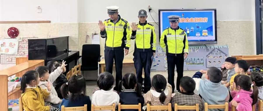 交警“童”行  平安相伴——江苏省徐州市铜山区马坡镇中心幼儿园关工委邀请区交警大队沿湖中队交警举办交通安全知识讲座