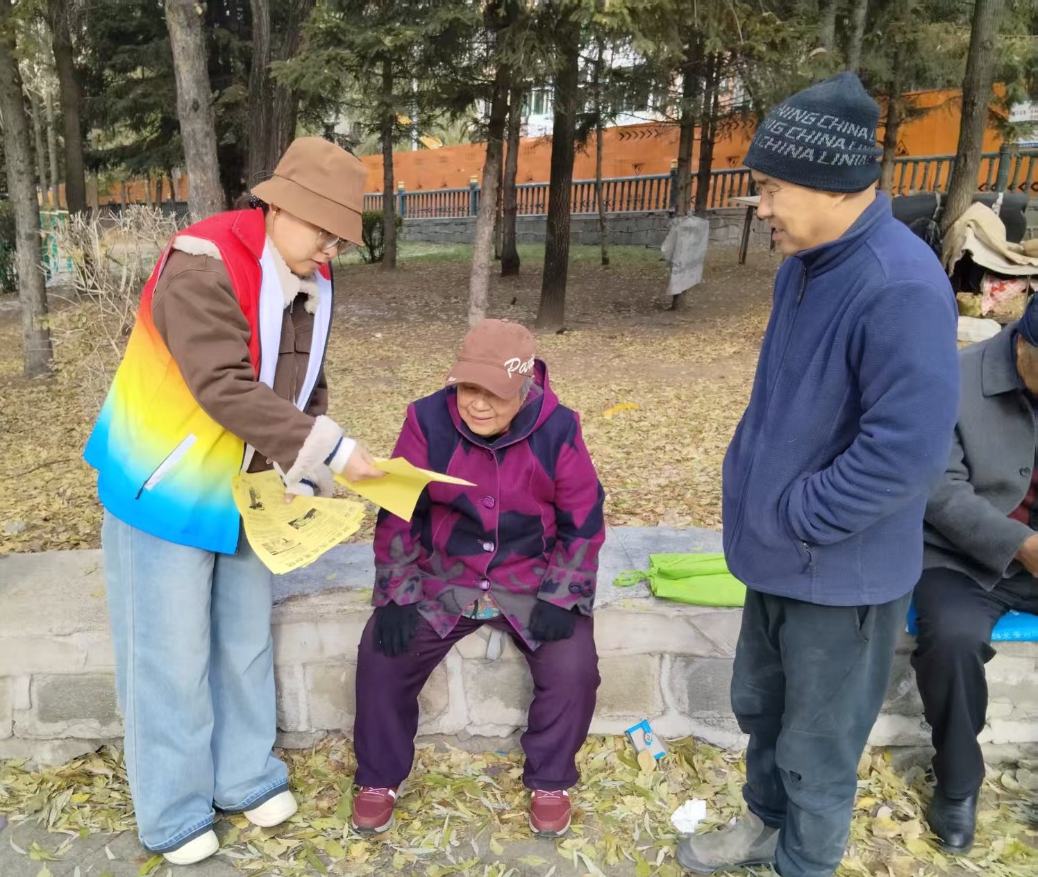 黑龙江省牡丹江市绥芬河市绥芬河镇政府联合永安社区关工委开展“净化环境，共谱文明”“扫黄打非”主题宣传活动