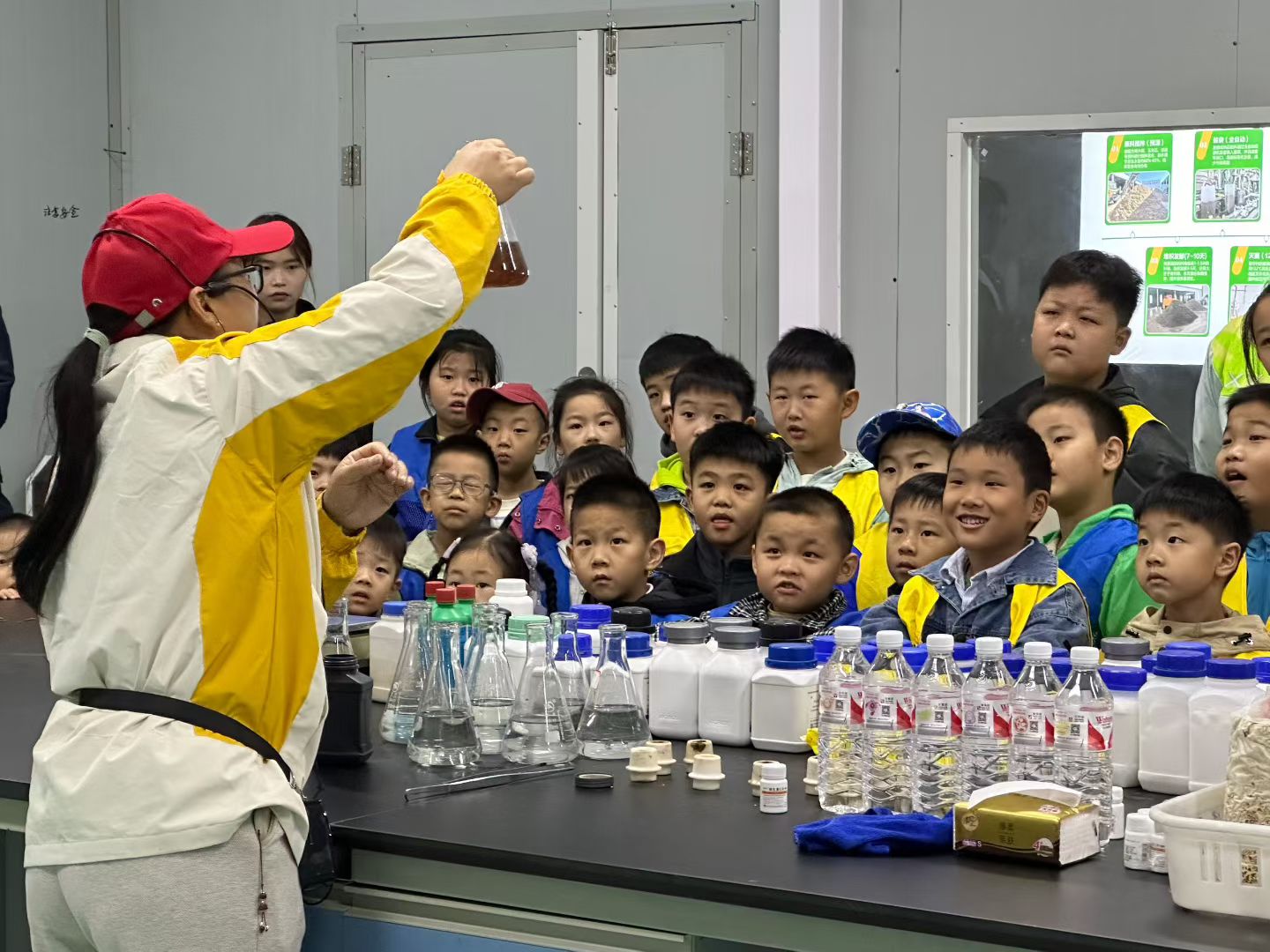 江苏省徐州市经济技术开发区徐庄镇来安村校外辅导站：“走进实验室，解锁科技的魔法密码”